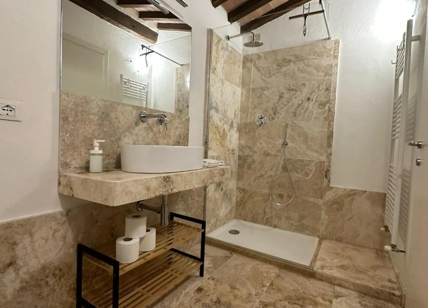 Farm stay Agriturismo La Peschiera Casole d'Elsa